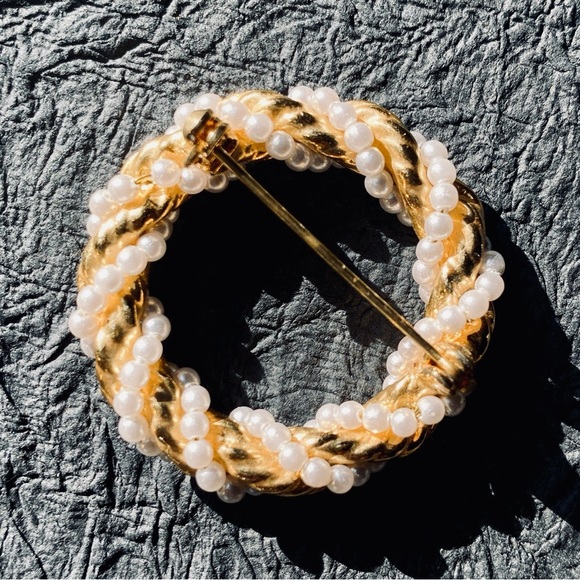 Vintage Gold Tone & Faux Pearl Circle Wrap Wreath Brooch Holiday Pin - Picture 3 of 3